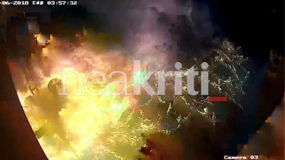 Δείτε καρέ-καρέ την εμπρηστική επίθεση σε κομμωτήριο (βίντεο)